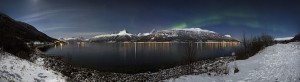 790px-Aurora_borealis_above_Storfjorden_and_the_Lyngen_Alps_in_moonlight,_2012_March