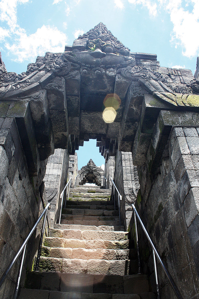 800px-Lens_Flare_at_Borobudur_Stairs_Kala_Arches